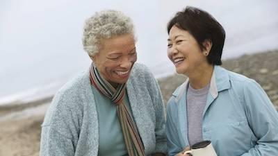 middle-aged women drinking coffee l 