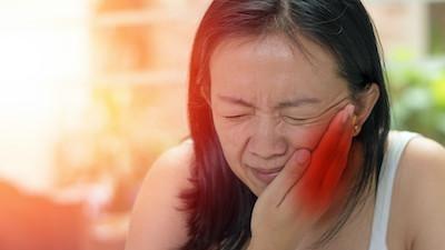 woman in pain holding her jaw | emergency dentist thornbury