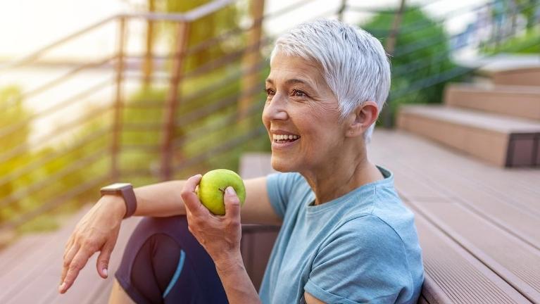 woman eating apple | dental clinic clifton hill vic